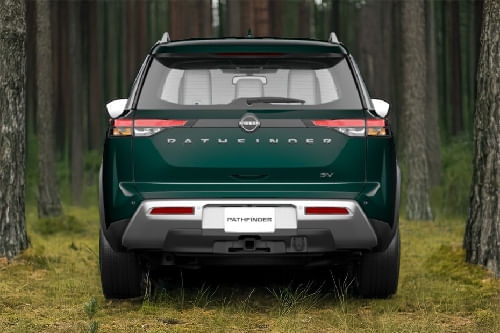 Full Rear View of نيسان باثفايندر