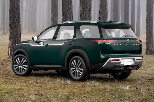 Rear Cross Side View of نيسان باثفايندر