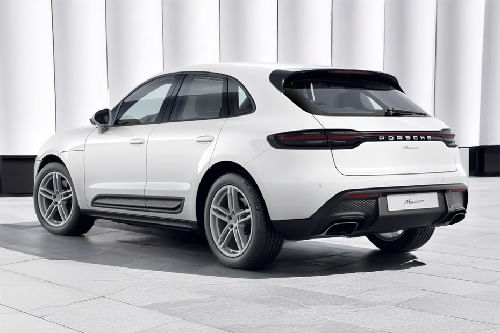 Rear Cross Side View of بورش ماكان