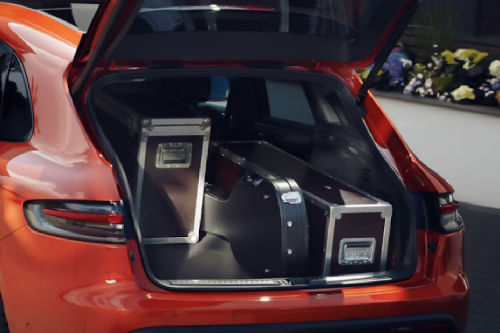 Trunk Open Closer View of ماكان