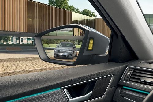 Skoda Superb Drivers Side Mirror Rear Angle