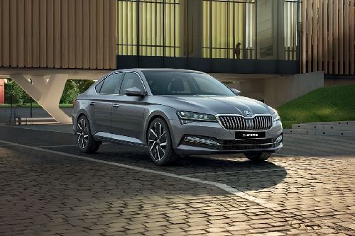 Skoda Superb Front Medium View