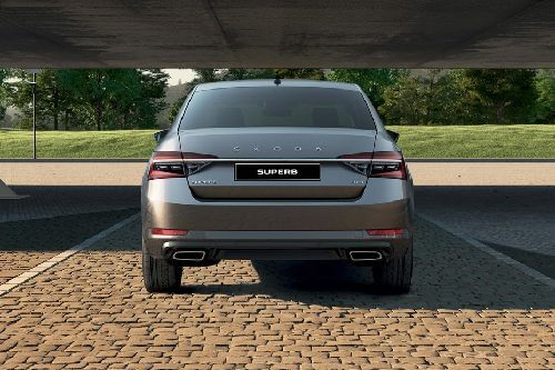 Full Rear View of سكودا سوبيرب