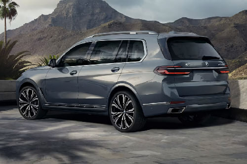 Rear Cross Side View of BMW X7