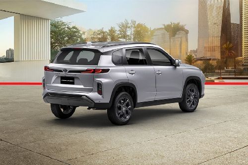 Rear Cross Side View of تويوتا أوربان كروزر 