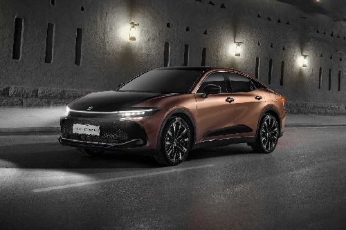 Toyota Crown Front Side View