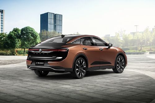 Rear Cross Side View of Toyota Crown