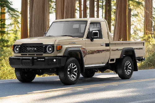 تويوتا  لاند كروزر  بيك أب Front angle low view