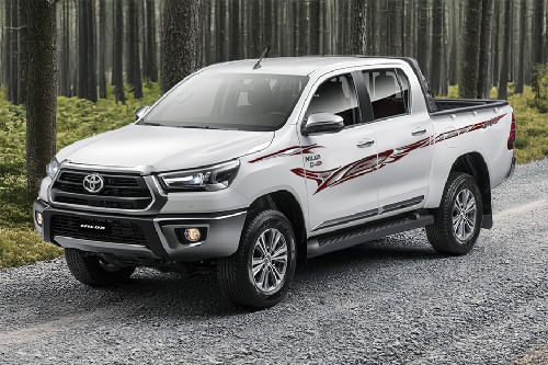 Toyota  Hilux Front angle low view