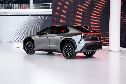 Rear Cross Side View of تويوتا بي زد 4 إكس