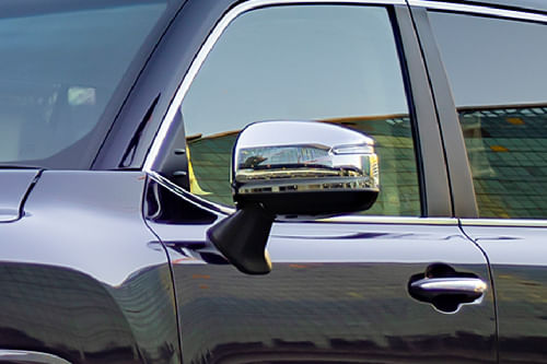 تويوتا لاند كروزر 300 Drivers Side Mirror Front Angle