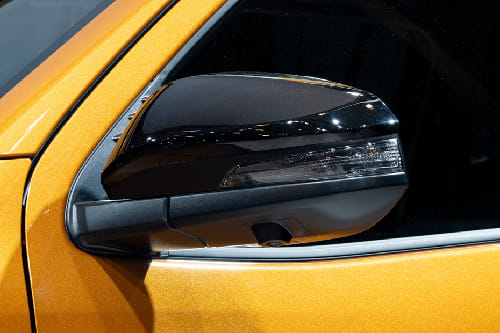 تويوتا هايلوكس هايبرد Drivers Side Mirror Front Angle