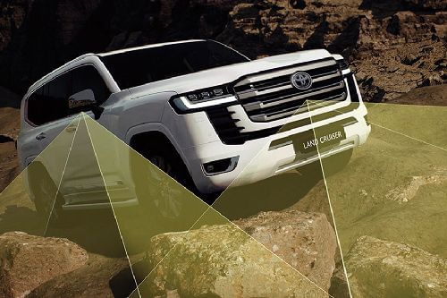 تويوتا  لاند كروزر Front angle low view