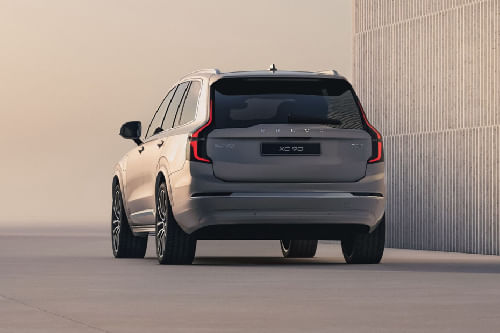 Full Rear View of فولفو XC90