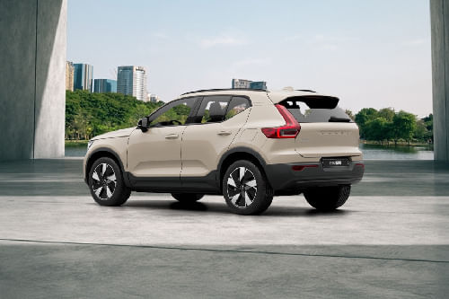 Rear Cross Side View of فولفو إي إكس 40