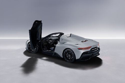 Rear Cross Side View of مازيراتي إم سي 20 تشييلو