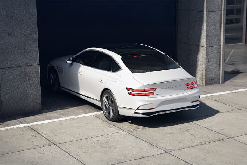 Rear Cross Side View of جينيسيس جي 80