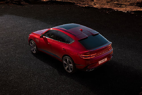 Rear Cross Side View of جينيسيس جي في 80 كوبيه