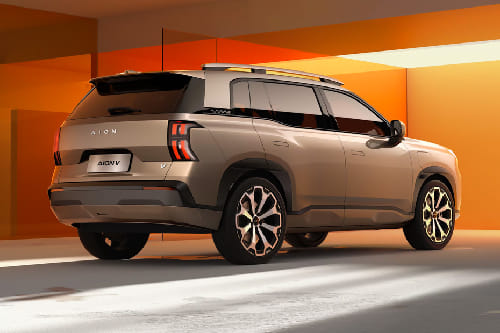 آيون V Rear angle view