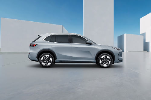 إي إكس ٥ Medium Angle Front View