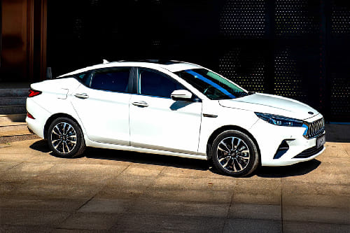 جاك J7 Front Cross Side View