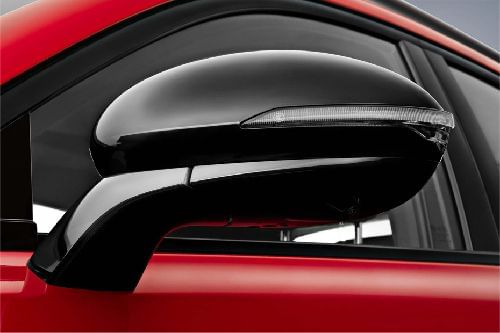 بيستون بي 70 إس Drivers Side Mirror Front Angle