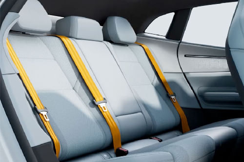 بولستار ٤ Rear Seats