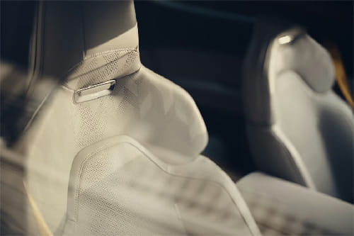 المقاعد الأمامية