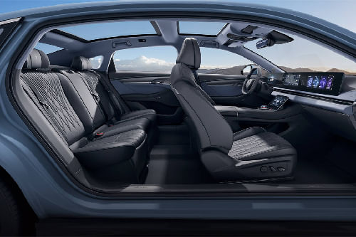 فوياه باشن Front And Rear Seats Together