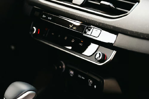 Front AC Controls of كيا K3
