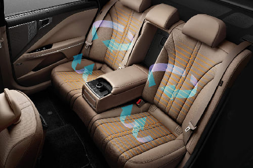 كيا كي 8 هايبرد Rear Seats