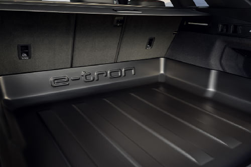 Q8 إي-ترون Storage Area