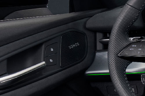 Speakers View of أودي كيو 3 2026