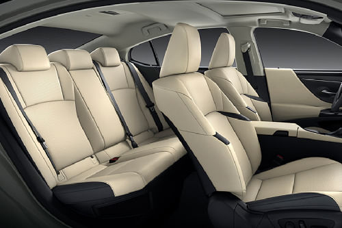 لكزس ES Front And Rear Seats Together