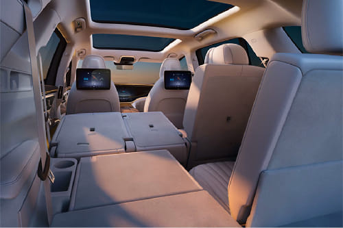 Folding Seats of مرسيدس بنز إي كيو إس إس يو في