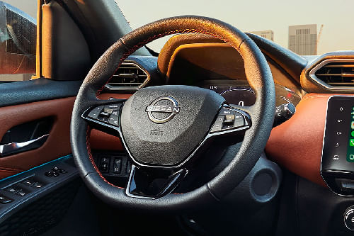 نيسان ماغنيت Steering Wheel