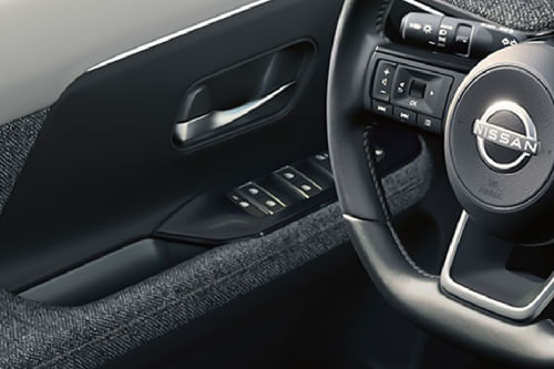 نيسان Kicks Drivers Side In Side Door Controls