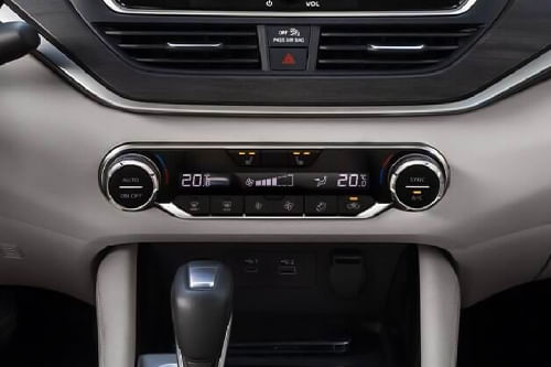 Front AC Controls of Nissan Altima