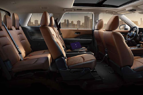 نيسان باثفايندر Front And Rear Seats Together
