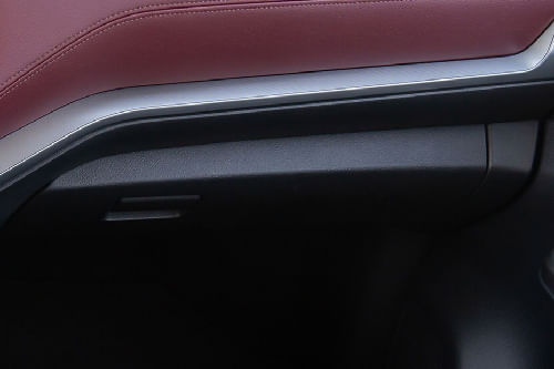 نيسان  إسكتيرا  Glove Box