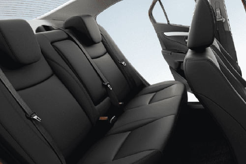 سوزوكي سياز Rear Seats