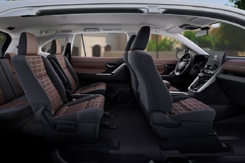 تويوتا إنوفا Front And Rear Seats Together