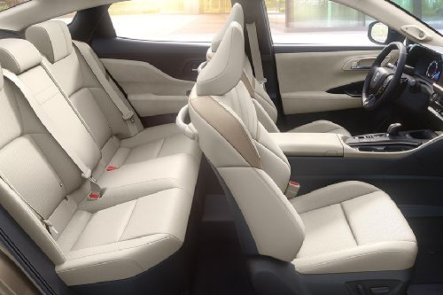 تويوتا كراون  Front And Rear Seats Together