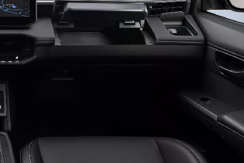 تويوتا هايلوكس بي إي في Glove Box