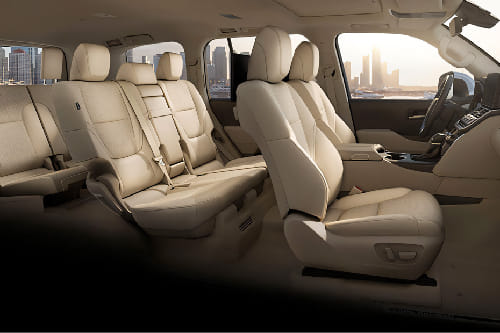 تويوتا لاند كروزر HEV ماكس Front And Rear Seats Together