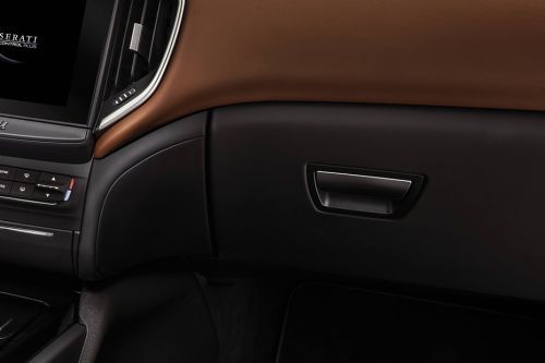 مازيراتي غبلي Glove Box