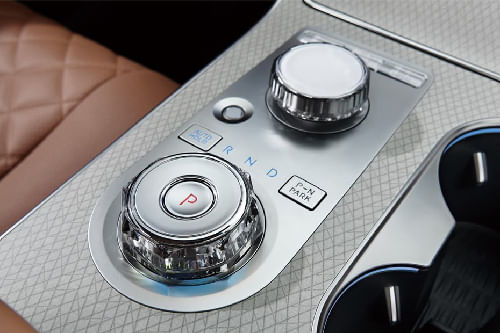 Center Controls of جينيسيس جي في 80 كوبيه