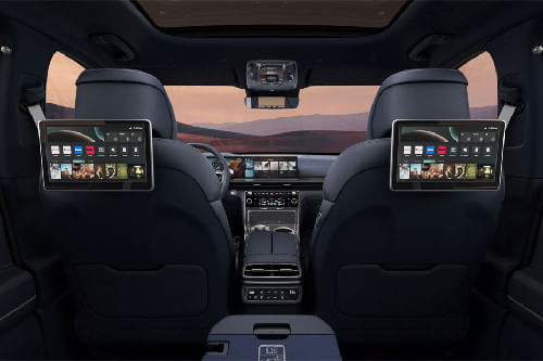 Rear Seat Entertainment of جينيسيس جي في 80 كوبيه