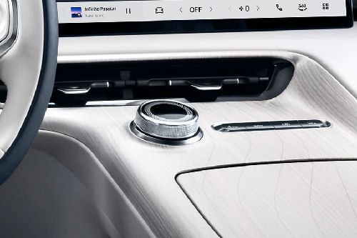 Center Controls of جيلي جالاكسي E5